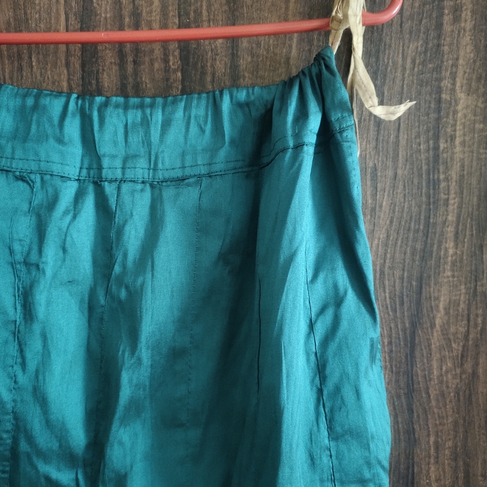 Heavy sating silk embroidered lehnga skirt - Picture 4 of 6